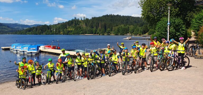 Strahlende Gesichter beim Kinderferienprogramm mit der Verkehrswacht Hochschwarzwald und der Polizei