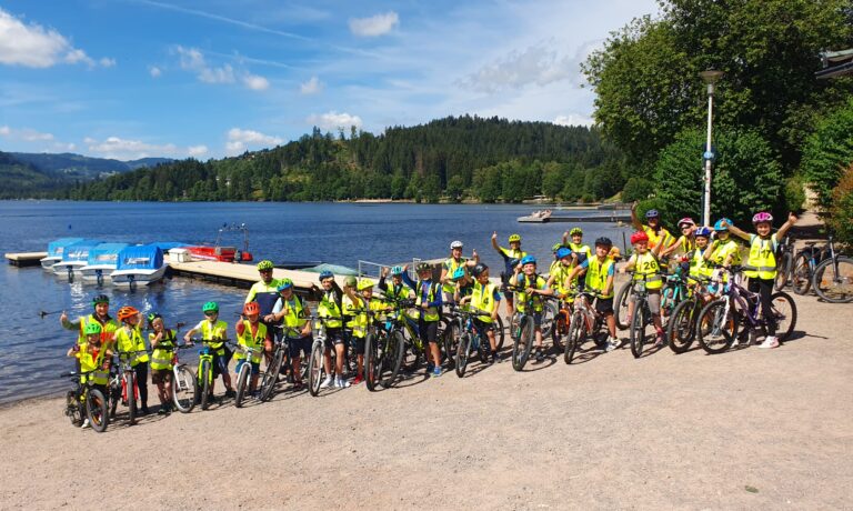 Strahlende Gesichter beim Kinderferienprogramm mit der Verkehrswacht Hochschwarzwald und der Polizei